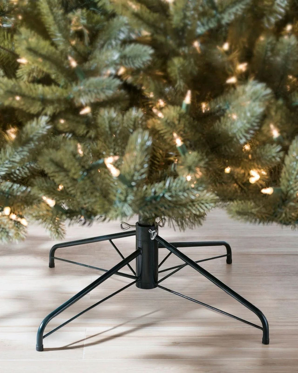 Árvore de Natal Vermont White Spruce com Galhos Articulados, Suporte Metálico e Micro LEDs Embutidos